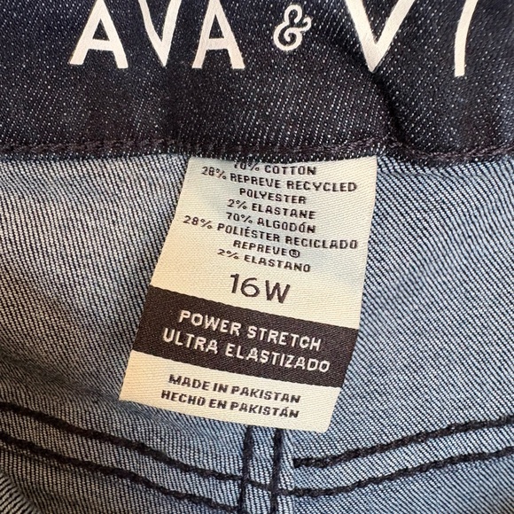 NWT Ava & Viv Women's Dark Blue Bermuda Shorts Size 16W - Picture 3 of 4